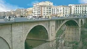 Le Pont d’El Kantara : est le plus ancien de la ville, construit en 1792 par Salah bey sur les ruines d’un pont romain, reconstruit par les Français en 1860, il fut ouvert à la circulation en 1863.