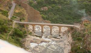 Le Pont des Chutes : achevé en 1928, se trouve sur la route de la piscine et enjambe le Rhumel au niveau des chutes.