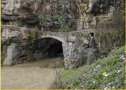 Le Pont du Diable : un petit pont qui relie les deux extrémités du fleuve el Rhumel se situant à l’inférieur du gouffre ainsi le petit pont des béliers.