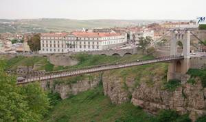 Le Pont Sidi M’cid : appelé aussi le pont suspendu, est le plus impressionnant des ponts, inauguré le 19 avril 1912, long de 160 m, il s’élève à 175 m au-dessus des eaux de l’Ouest Rhumel