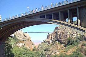 Le Pont de Sidi Rached : Ouvert à la circulation en 1912 comprend 27 arches dont la plus large est de 70 m de diamètres avec une longueur de 447 m et une largeur de 10.5 m. Le pont est un grand repère fascinant, occupe une bonne place dans la carte de la ville, il est l’un des plus hauts ponts de pierre du monde.